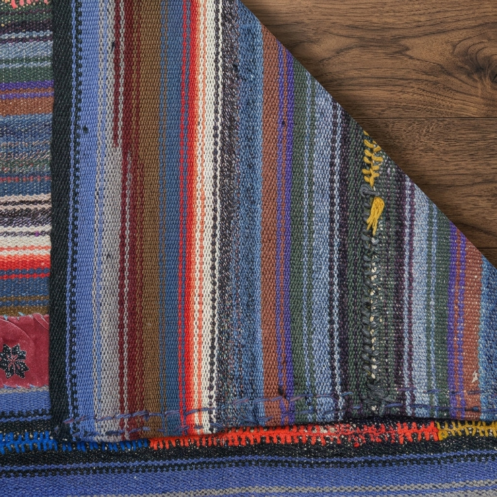 Striped pattern on the Semaisik vintage kilim rug – handwoven flatweave in Anatolia, Turkey