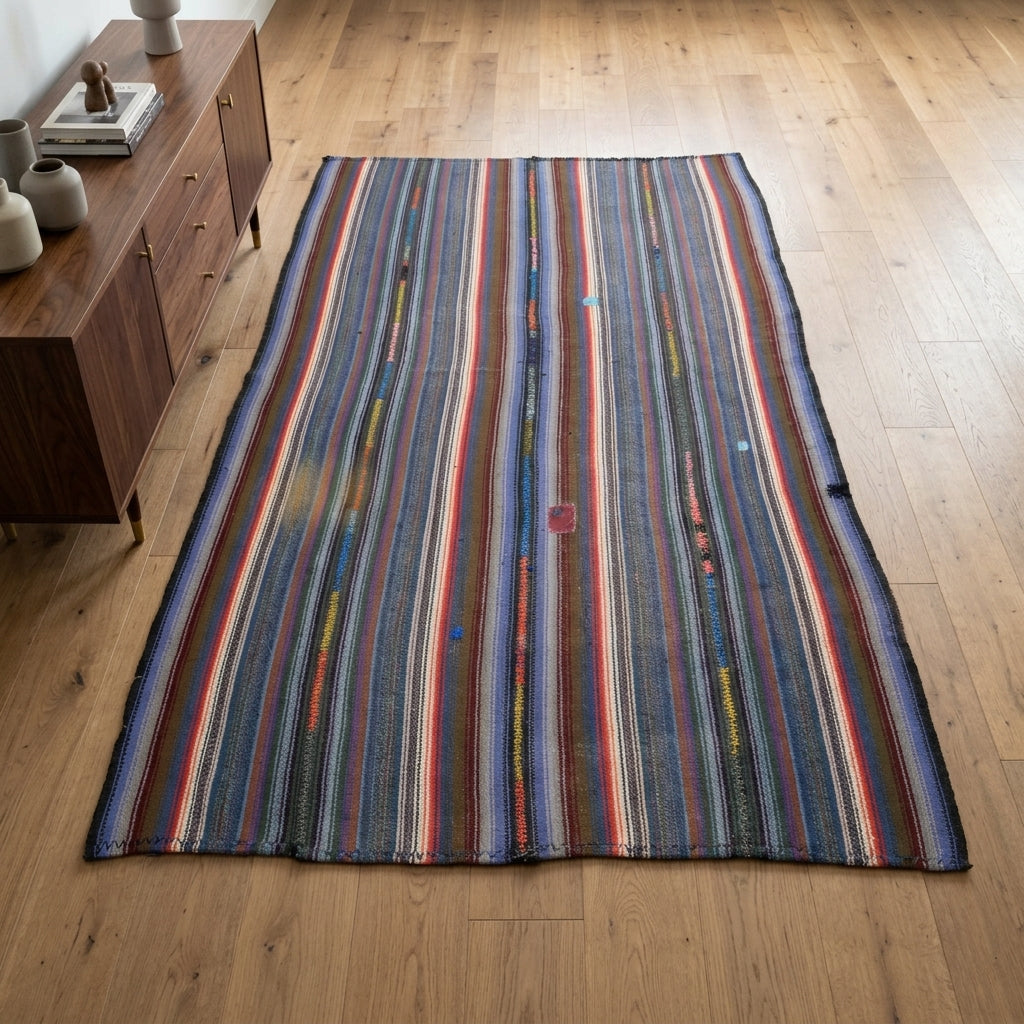 Striped pattern on the Semaisik vintage kilim rug – handwoven flatweave in Anatolia, Turkey