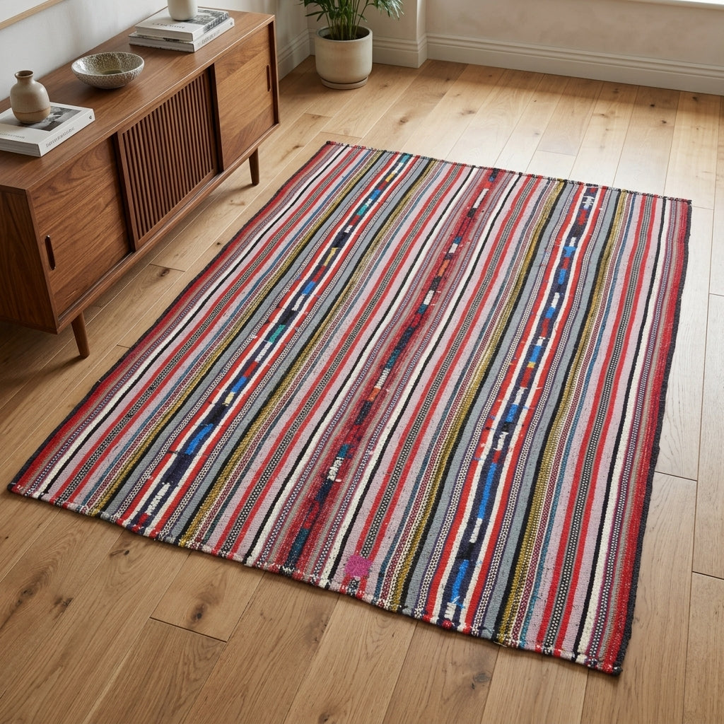 Striped pattern on the Papatyatac vintage kilim rug – handwoven flatweave in Anatolia, Turkey