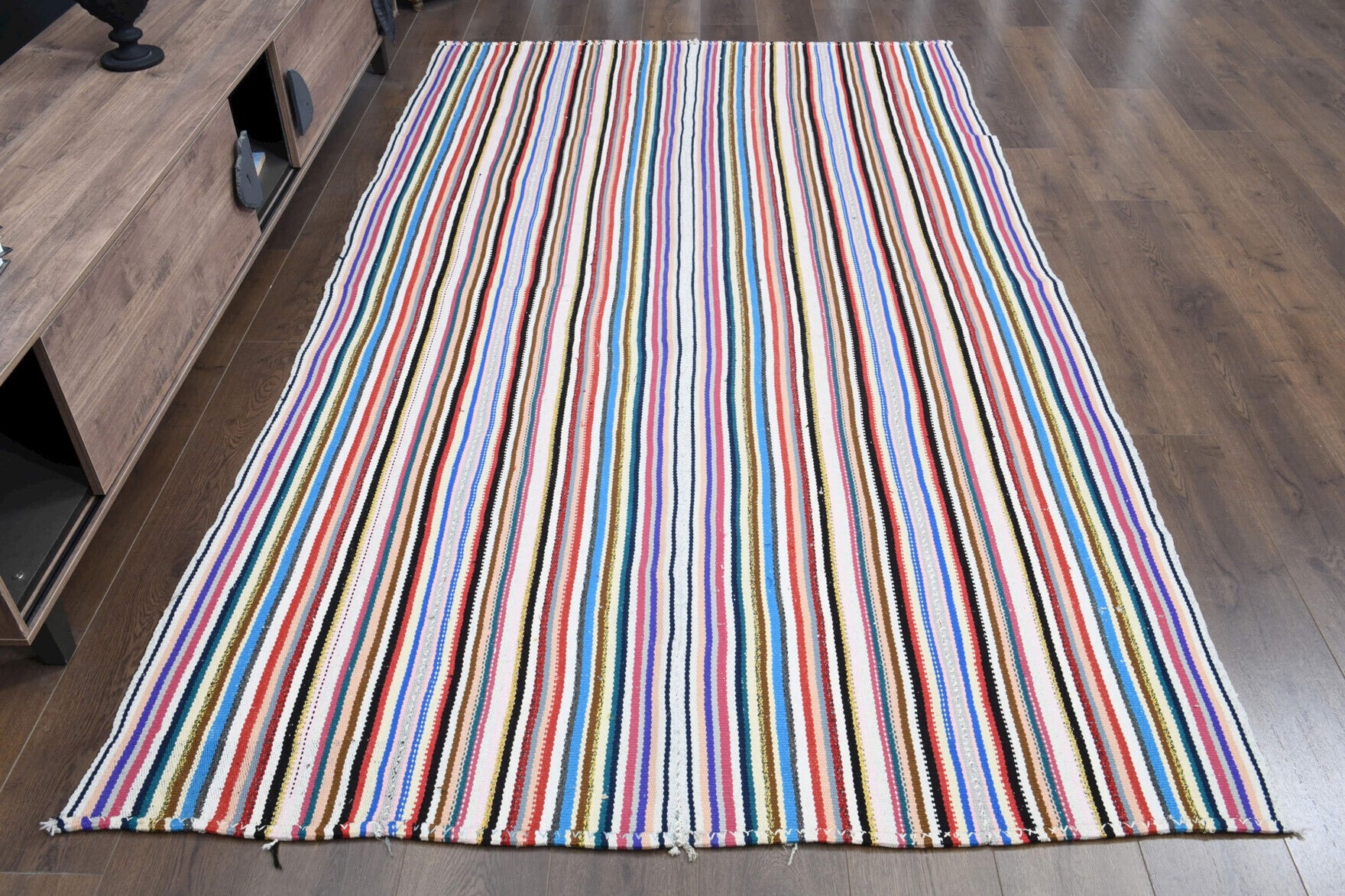 Striped pattern on the Safamelek vintage kilim rug – handwoven flatweave in Anatolia, Turkey
