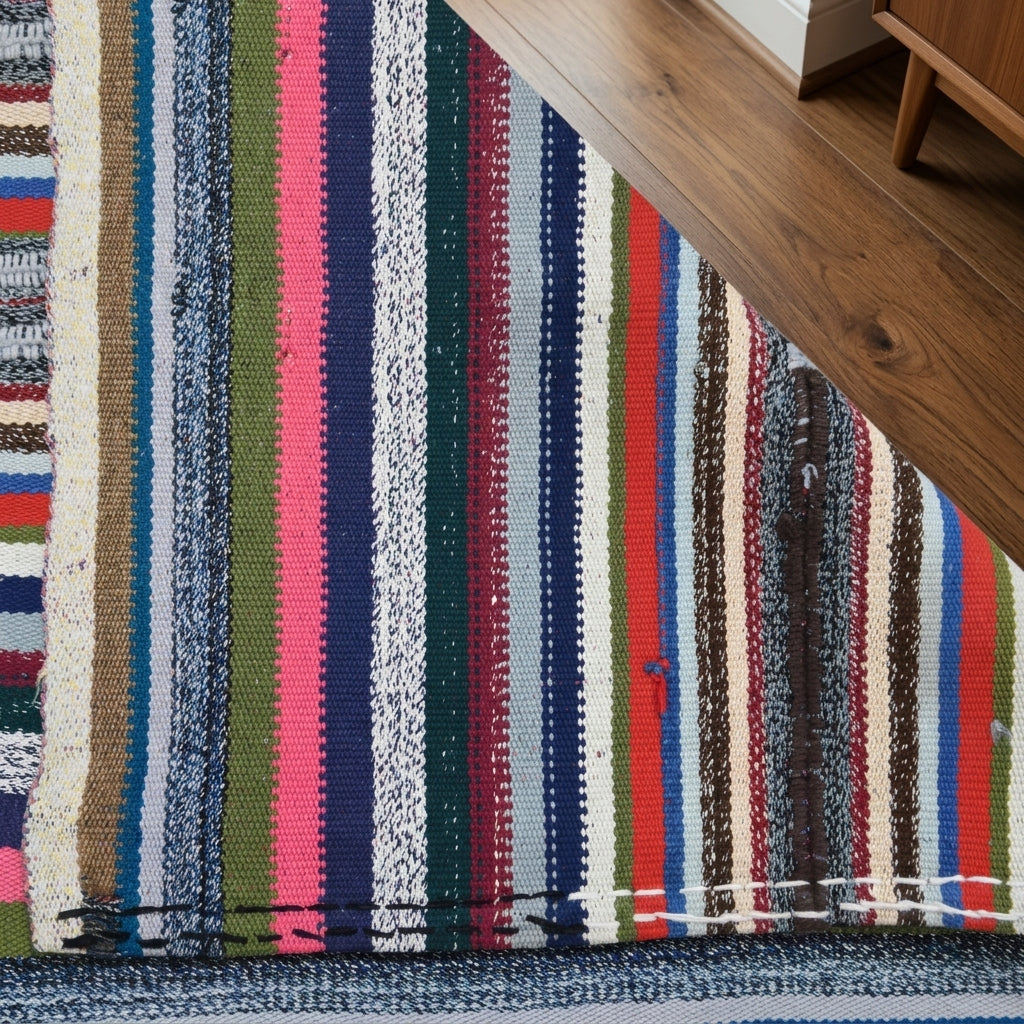 Striped pattern on the Sevgisah vintage kilim rug – handwoven flatweave in Anatolia, Turkey