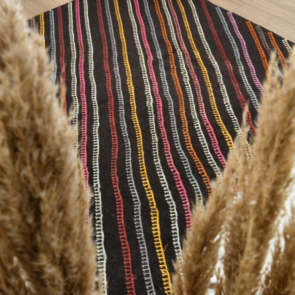 Striped pattern on the Selodora vintage kilim rug – handwoven flatweave in Anatolia, Turkey
