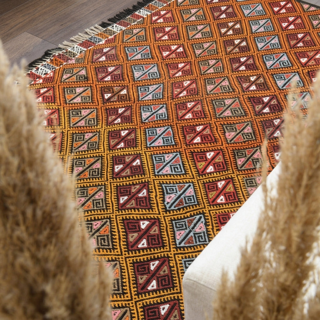 Ikat pattern on the Cesme vintage kilim rug – handwoven flatweave in Anatolia, Turkey