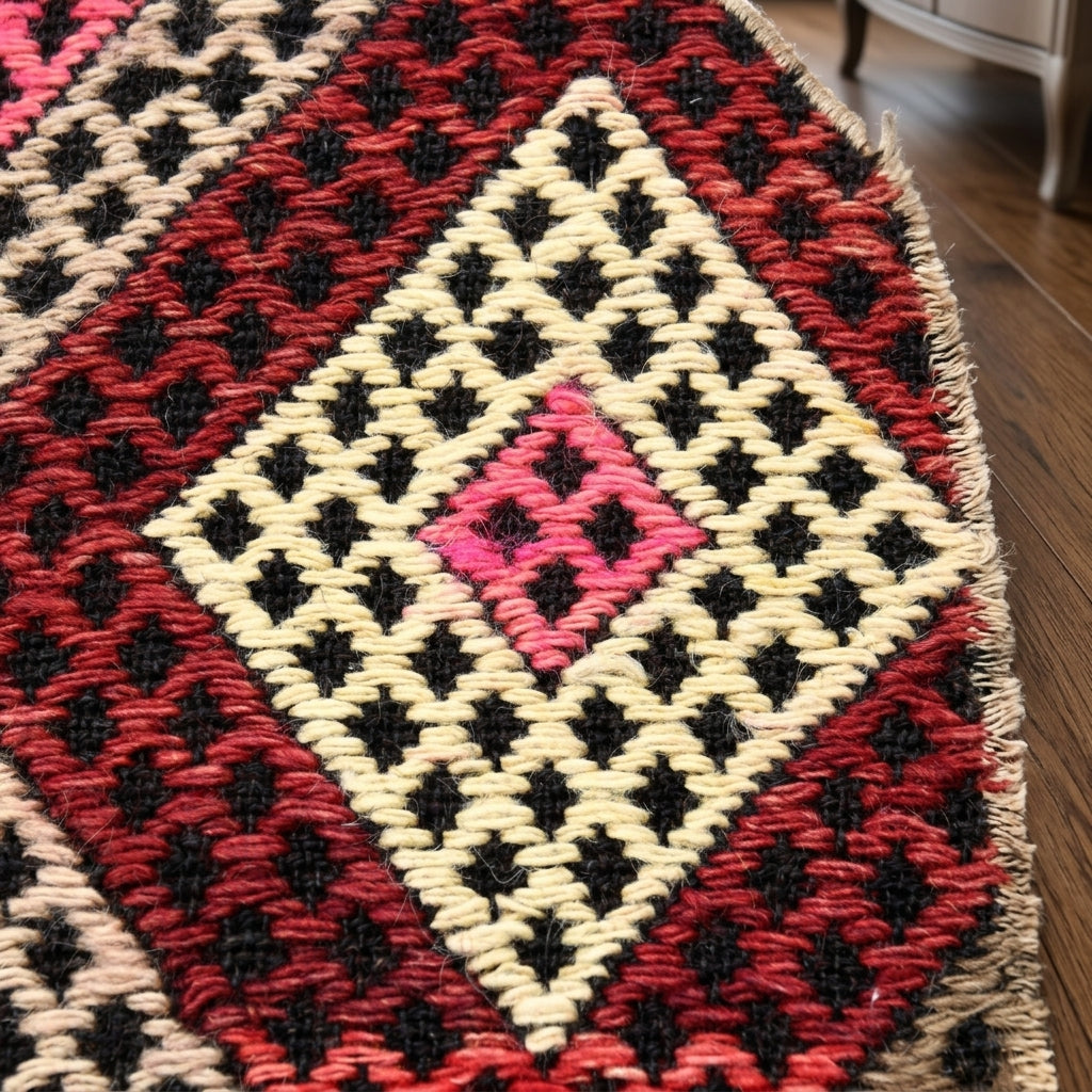 Checkered pattern on the Defnesel vintage kilim rug – handwoven flatweave in Anatolia, Turkey