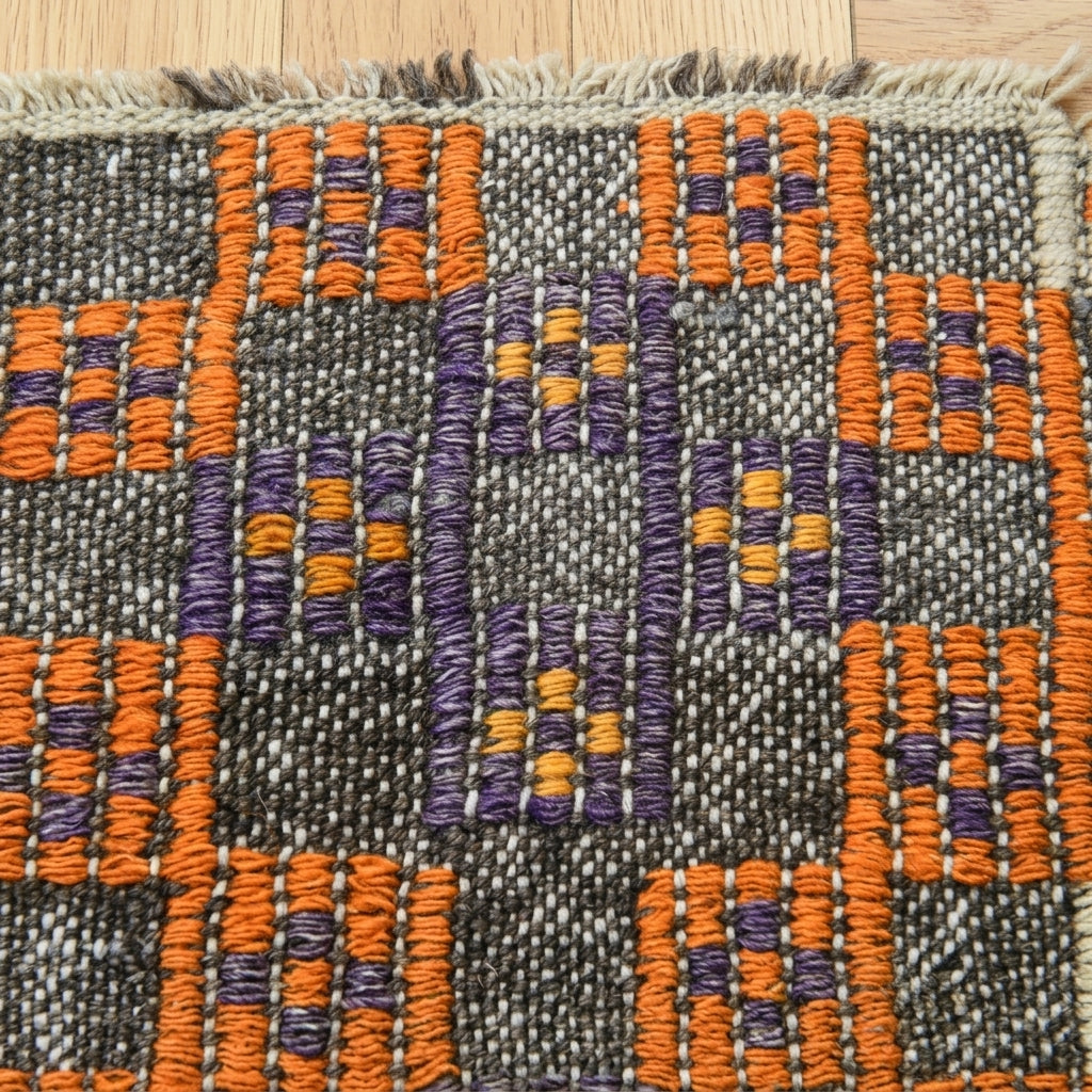 Ikat pattern on the Ferahsultan vintage kilim rug – handwoven flatweave in Anatolia, Turkey