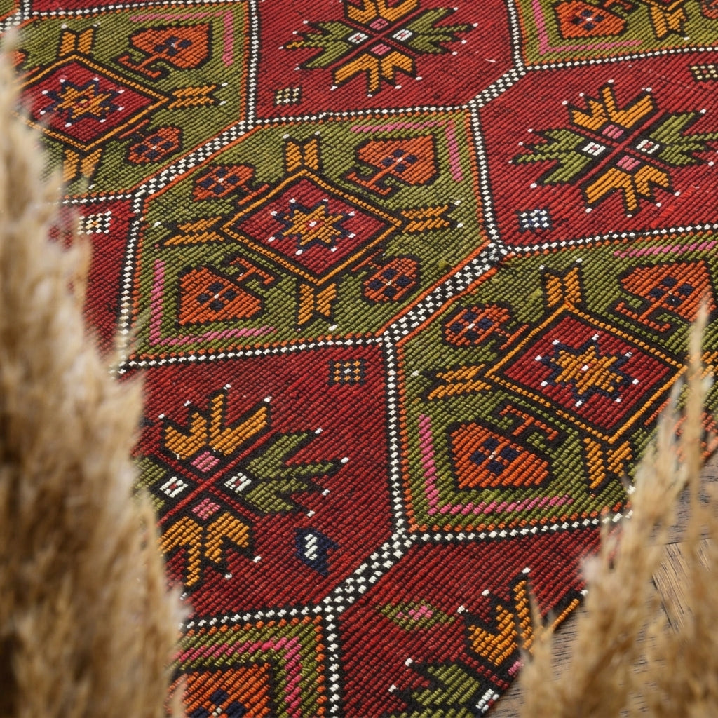 Oriental pattern on the Glaucophile vintage kilim rug – handwoven flatweave in Anatolia, Turkey