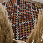 Checkered pattern on the Yakutbahce vintage kilim rug – handwoven flatweave in Anatolia, Turkey