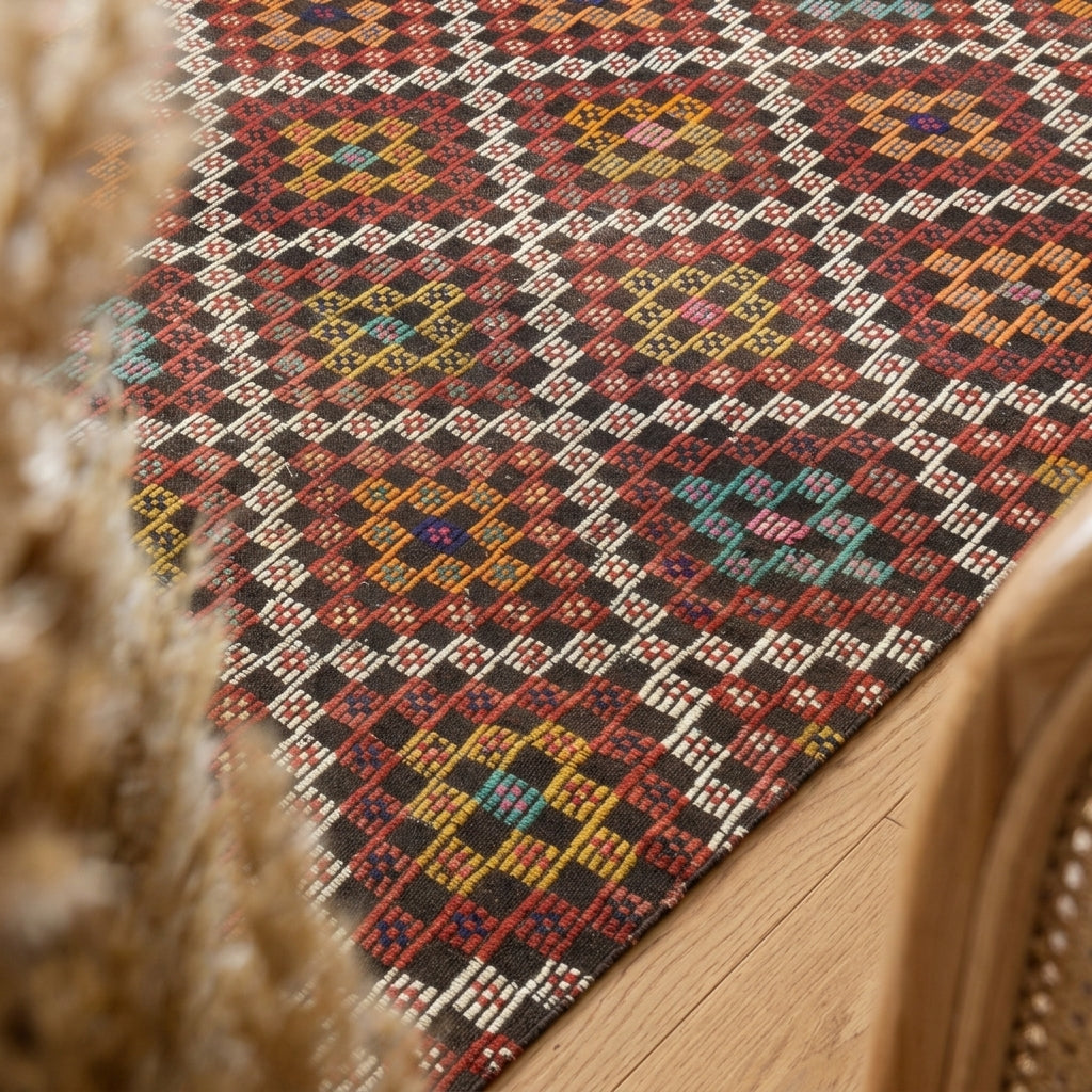 Ikat pattern on the Simgenaz vintage kilim rug – handwoven flatweave in Anatolia, Turkey
