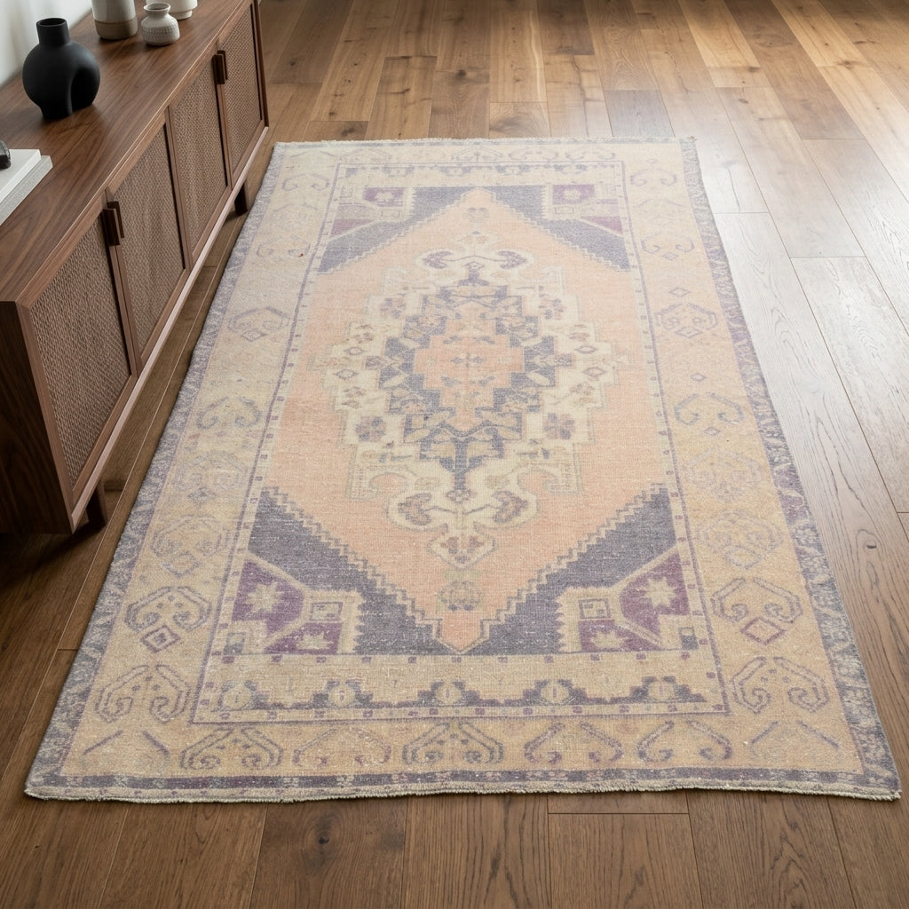 Oriental pattern on the Serinara vintage area rug – handmade in Anatolia, Turkey