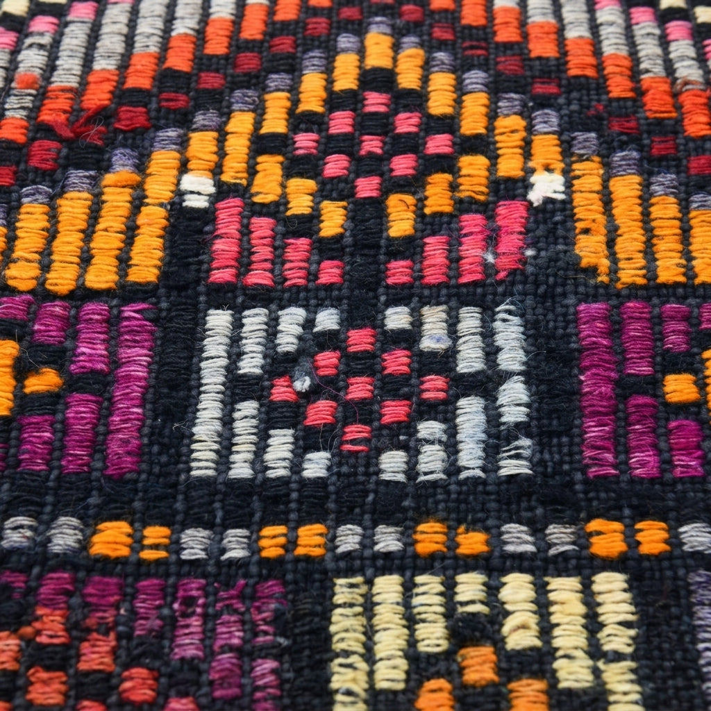 Geometric pattern on the Zerrinter vintage kilim rug – handwoven flatweave in Anatolia, Turkey