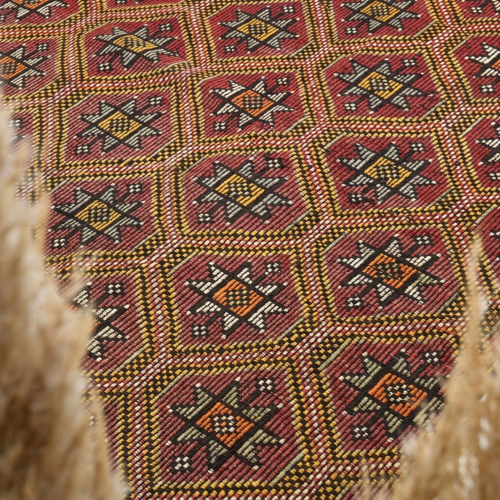 Ikat pattern on the Delphikrateia vintage kilim rug – handwoven flatweave in Anatolia, Turkey