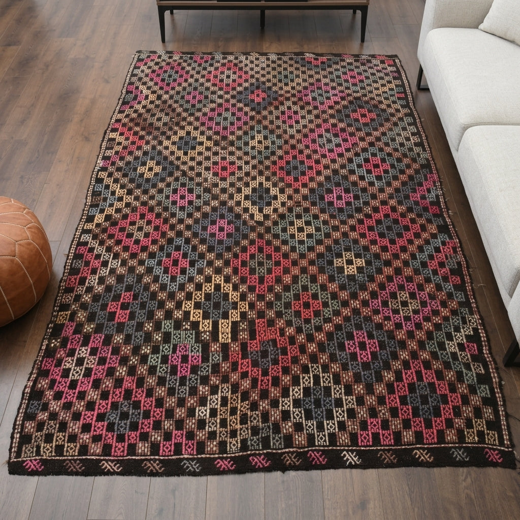 Geometric pattern on the Midyat vintage kilim rug – handwoven flatweave in Anatolia, Turkey