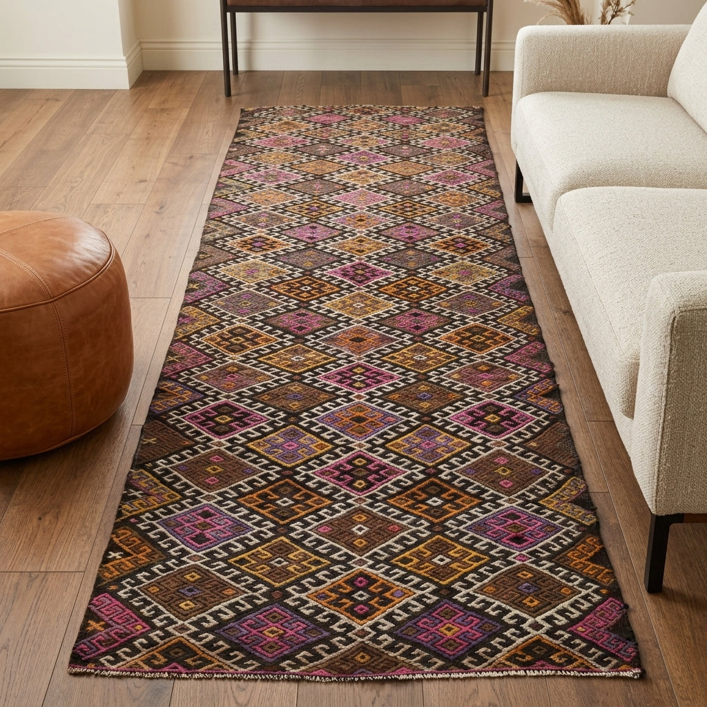 Ikat pattern on the Kehribarumut vintage kilim runner rug – handwoven flatweave in Anatolia, Turkey
