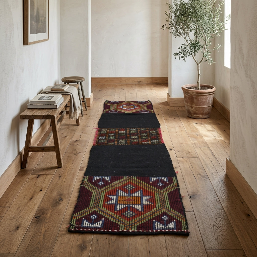 Oriental pattern on the Kelebeksever vintage kilim runner rug – handwoven flatweave in Anatolia, Turkey