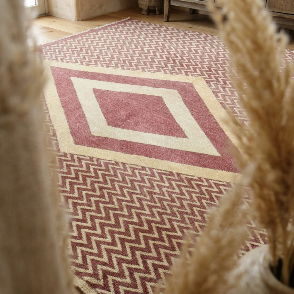 Geometric pattern on the Filizmelek vintage area rug – handmade in Anatolia, Turkey