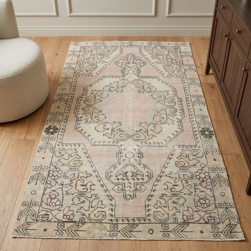 Oriental pattern on the Semaruh vintage area rug – handmade in Anatolia, Turkey
