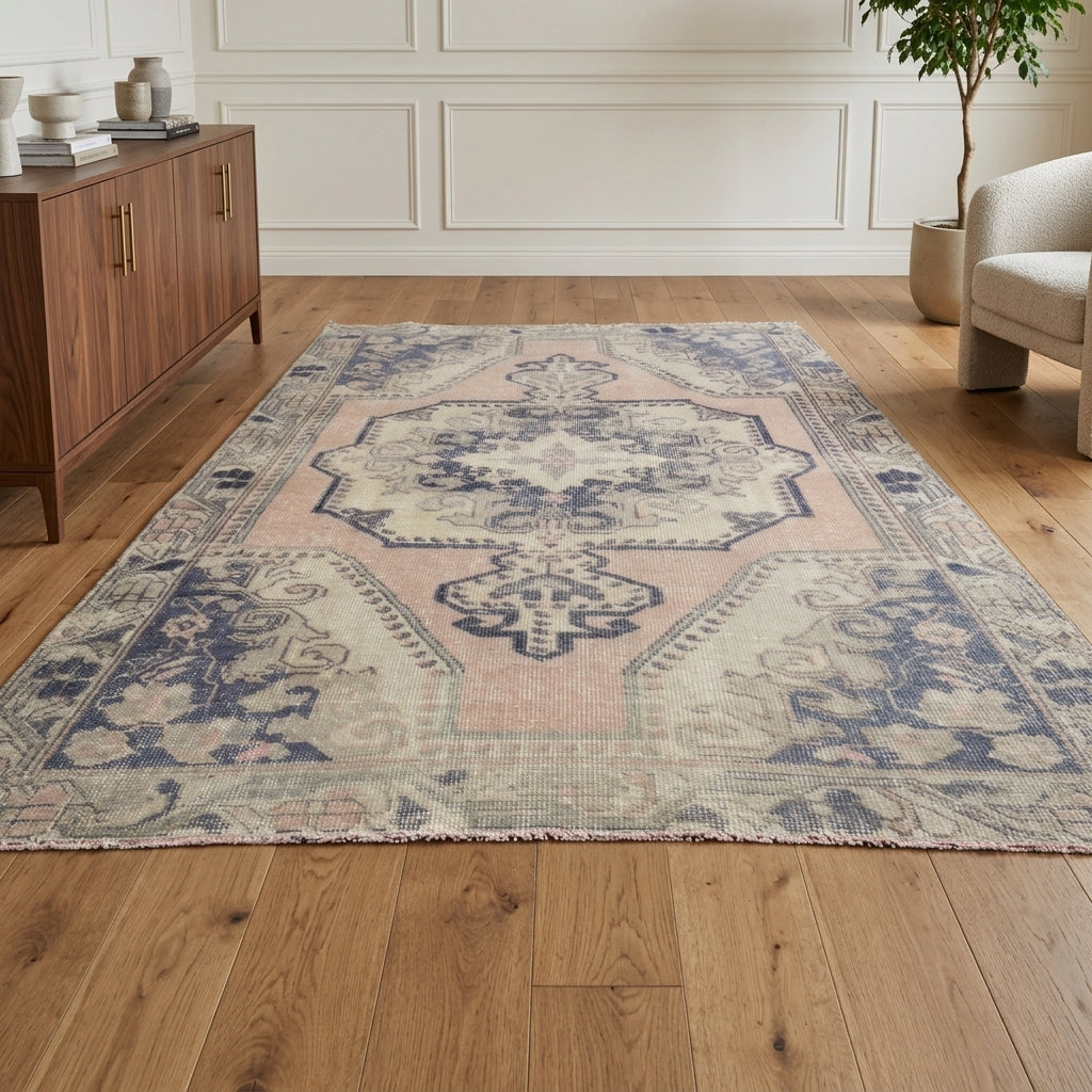 Oriental pattern on the Zeyneperi vintage area rug – handmade in Anatolia, Turkey