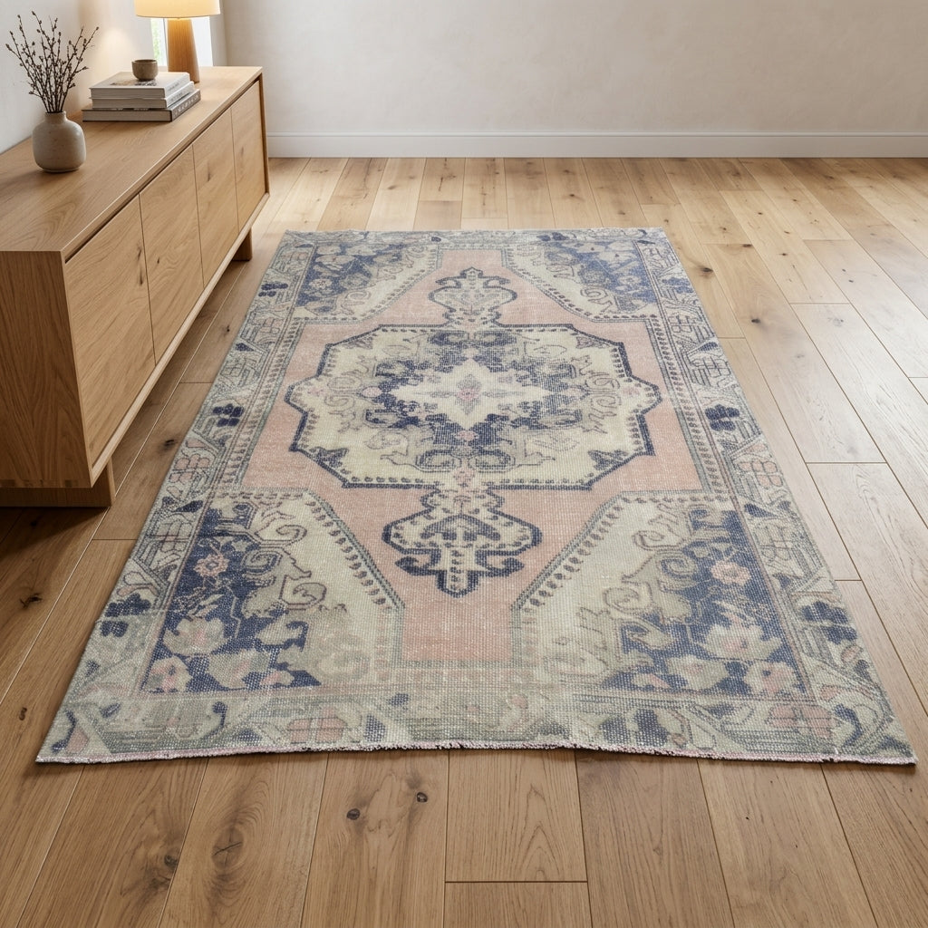 Oriental pattern on the Zeyneperi vintage area rug – handmade in Anatolia, Turkey
