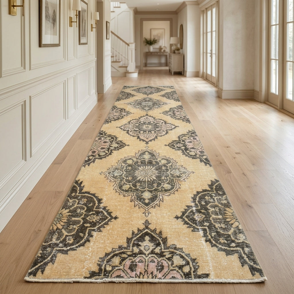Oriental pattern on the Goncamelek vintage runner rug – handmade in Anatolia, Turkey