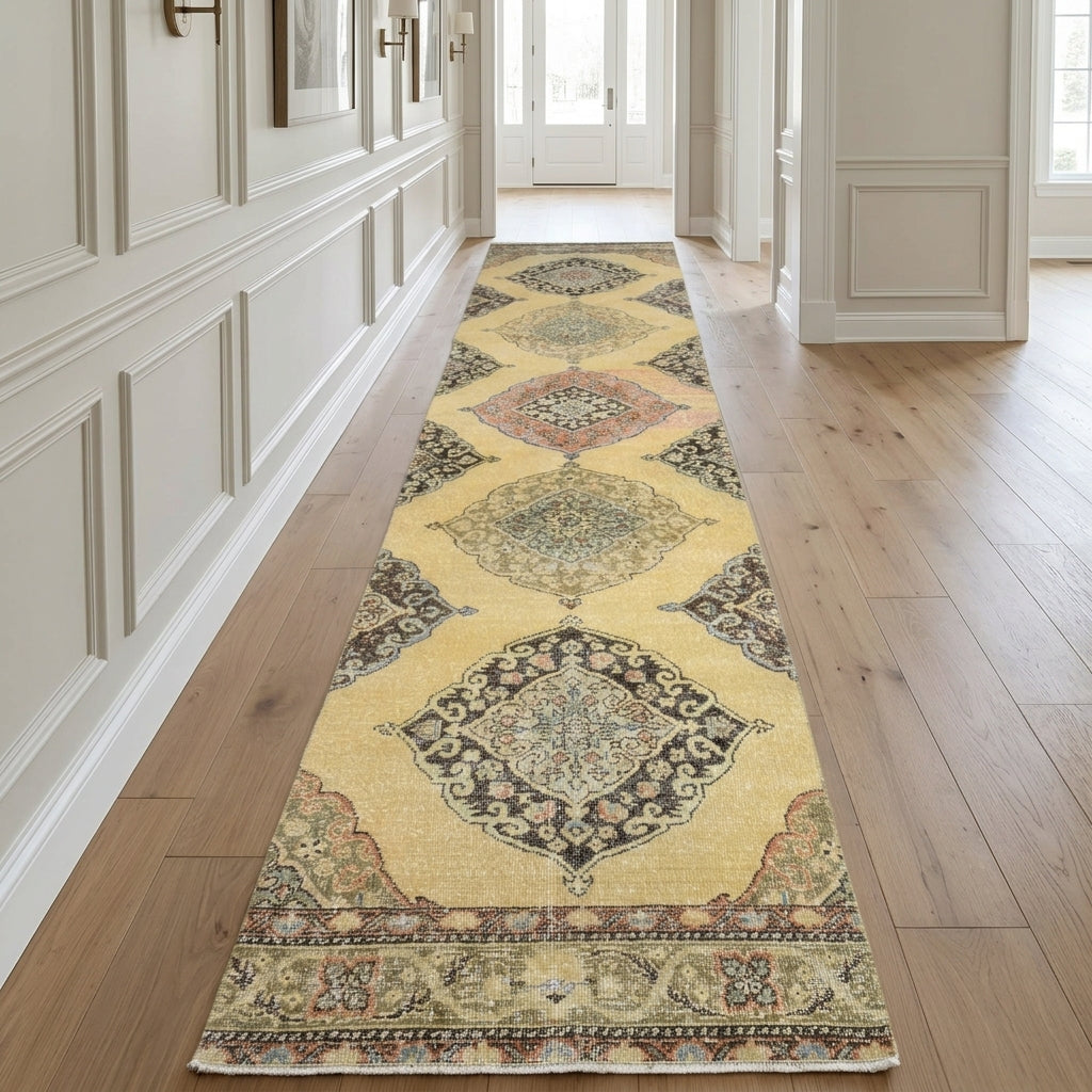 Ikat pattern on the Glykomorphe vintage runner rug – handmade in Anatolia, Turkey