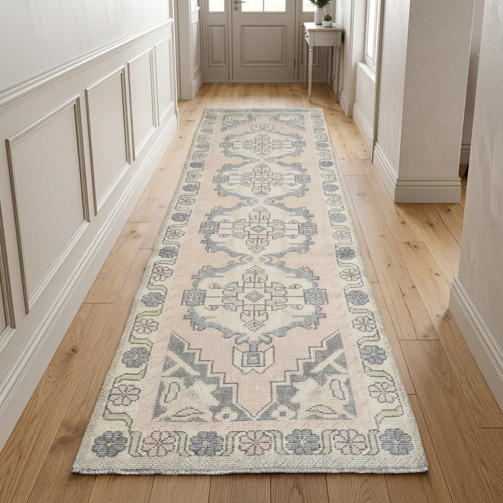 Oriental pattern on the Fulyaruh vintage runner rug – handmade in Anatolia, Turkey