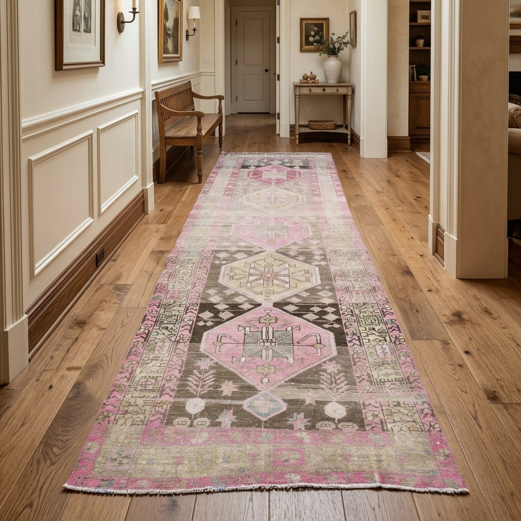 Geometric pattern on the Fulyaisik vintage runner rug – handmade in Anatolia, Turkey