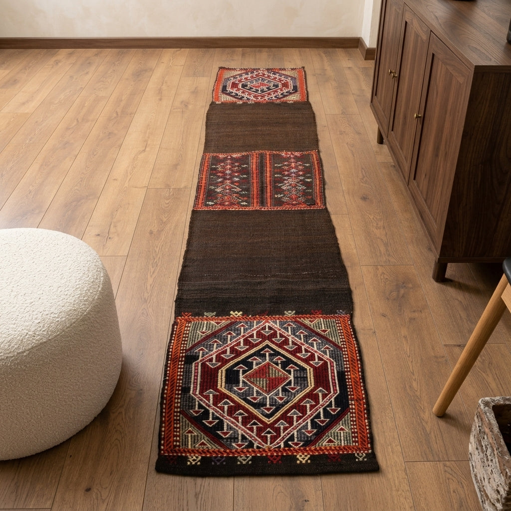 Traditional pattern on the Ilhama vintage kilim runner rug – handwoven flatweave in Anatolia, Turkey
