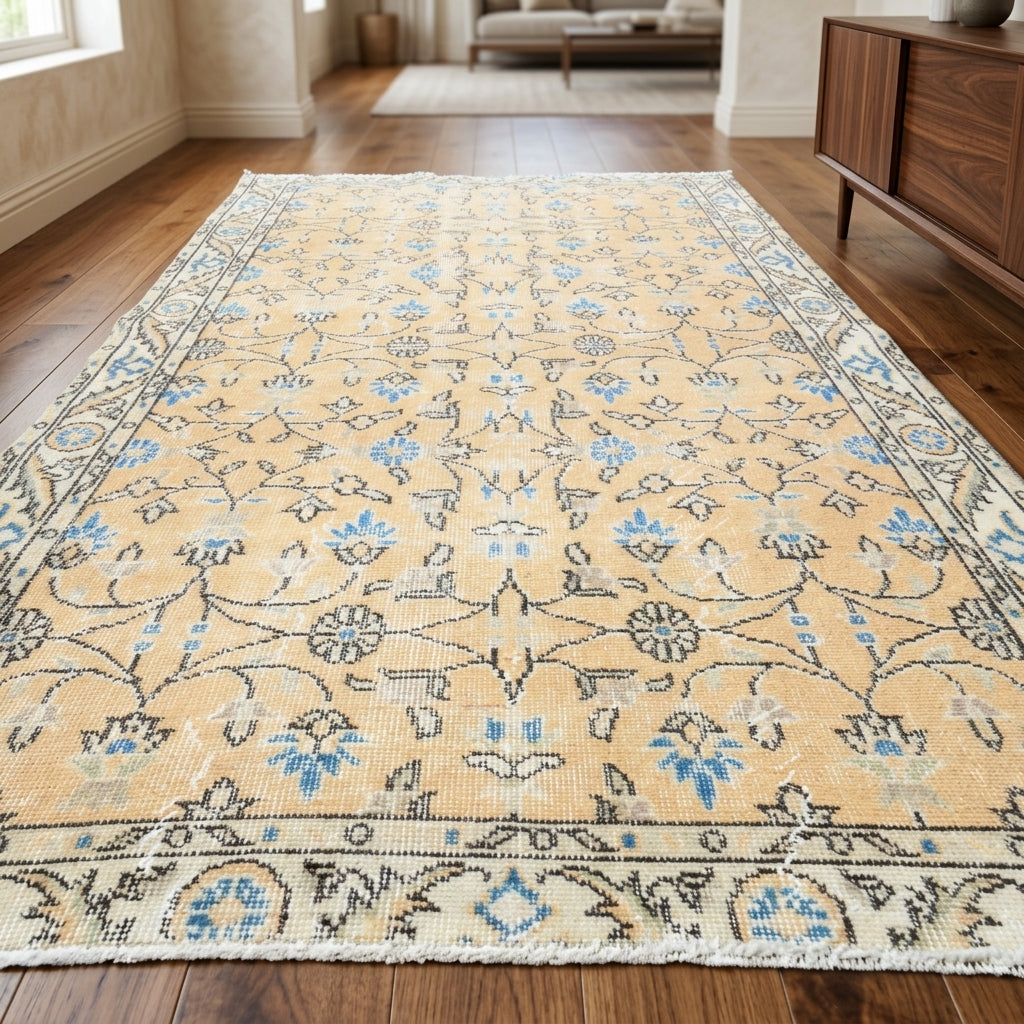 Floral pattern on the Zeynepsultan vintage area rug – handmade in Anatolia, Turkey