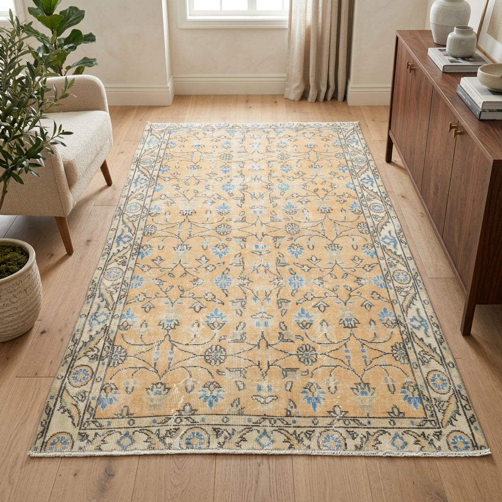 Floral pattern on the Zeynepsultan vintage area rug – handmade in Anatolia, Turkey