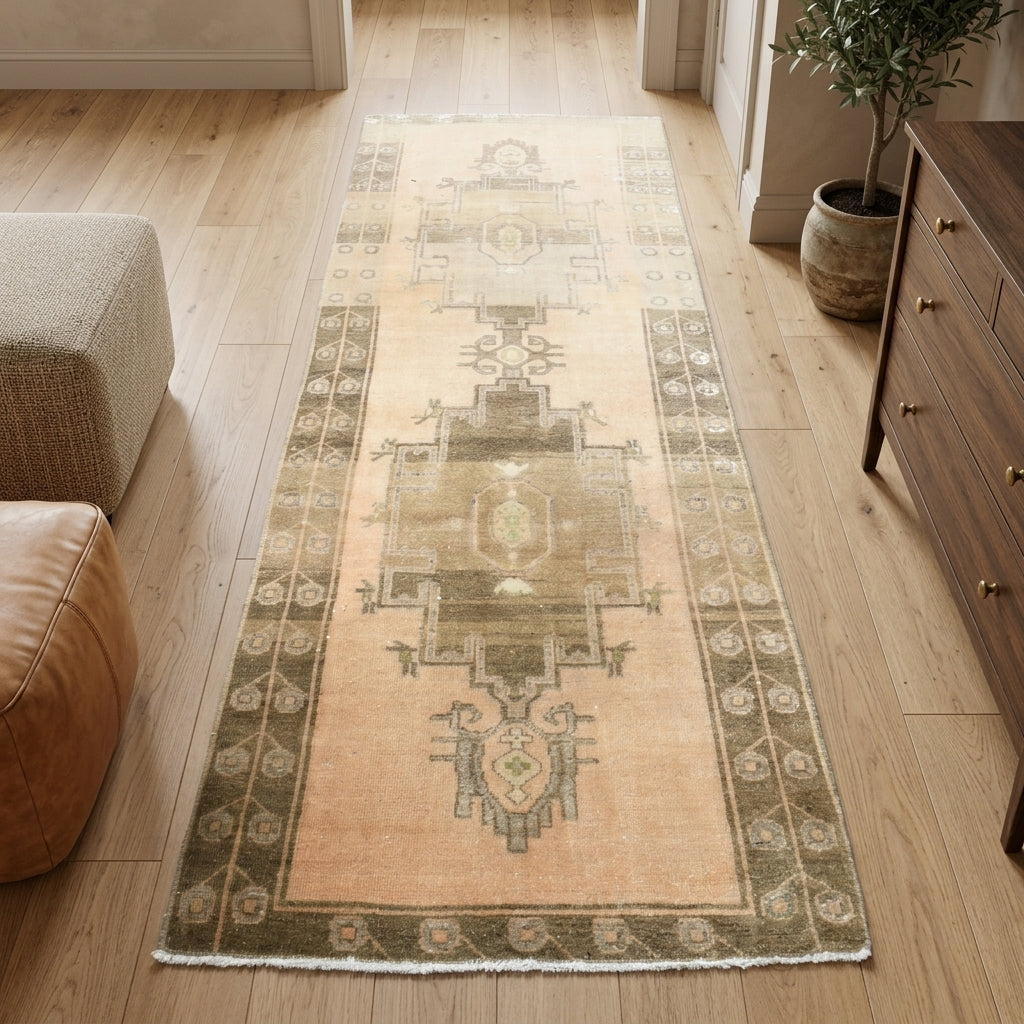 Oriental pattern on the Husnumut vintage runner rug – handmade in Anatolia, Turkey