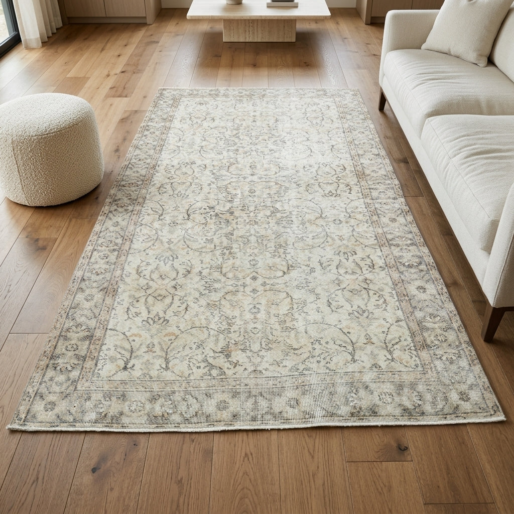 Floral pattern on the Zeyneplale vintage area rug – handmade in Anatolia, Turkey