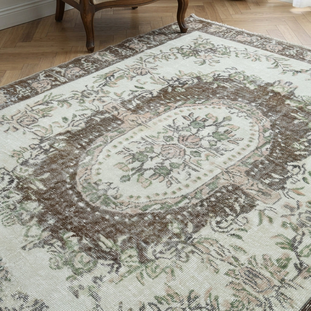 Traditional pattern on the Papatyaban vintage area rug – handmade in Anatolia, Turkey