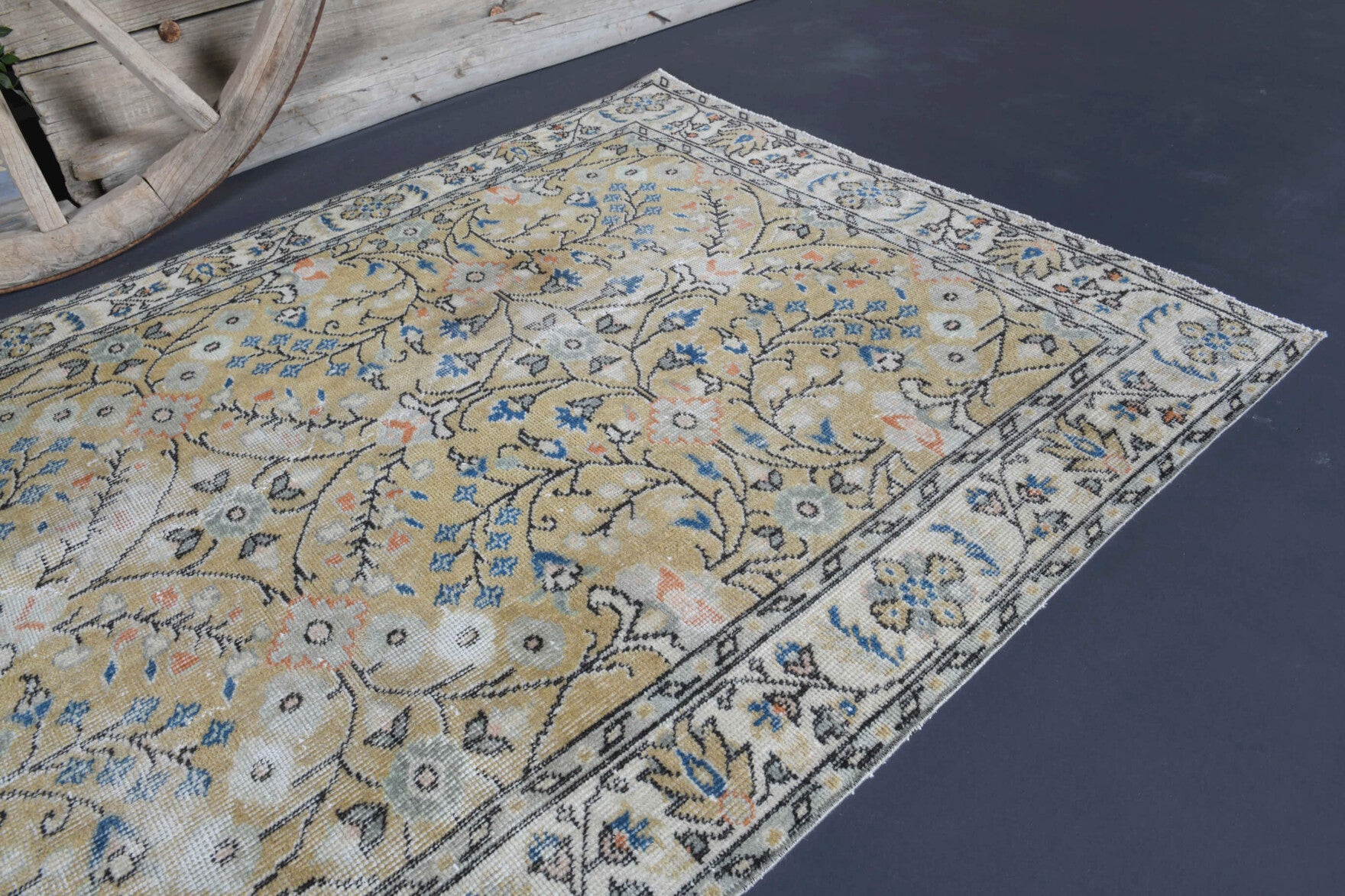 Dilfuruz – vintage floral rug for living room or bedroom, 4' x 6'10" (121x208 cm)