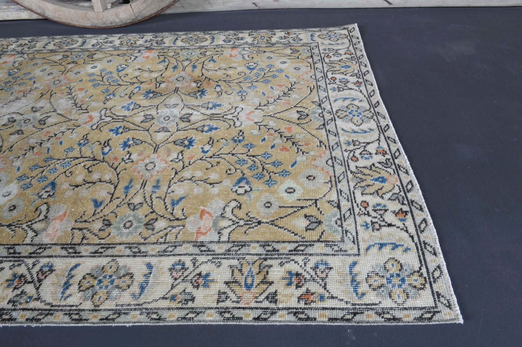 Hand-crafted Anatolian vintage rug Dilfuruz in wool, 1970s