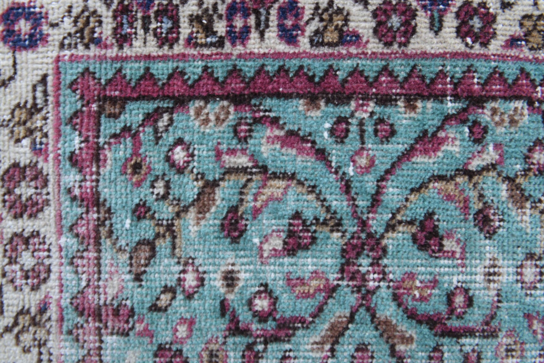 113x200 cm distressed vintage Anatolian area rug – Delphiphaessa, low pile, wool