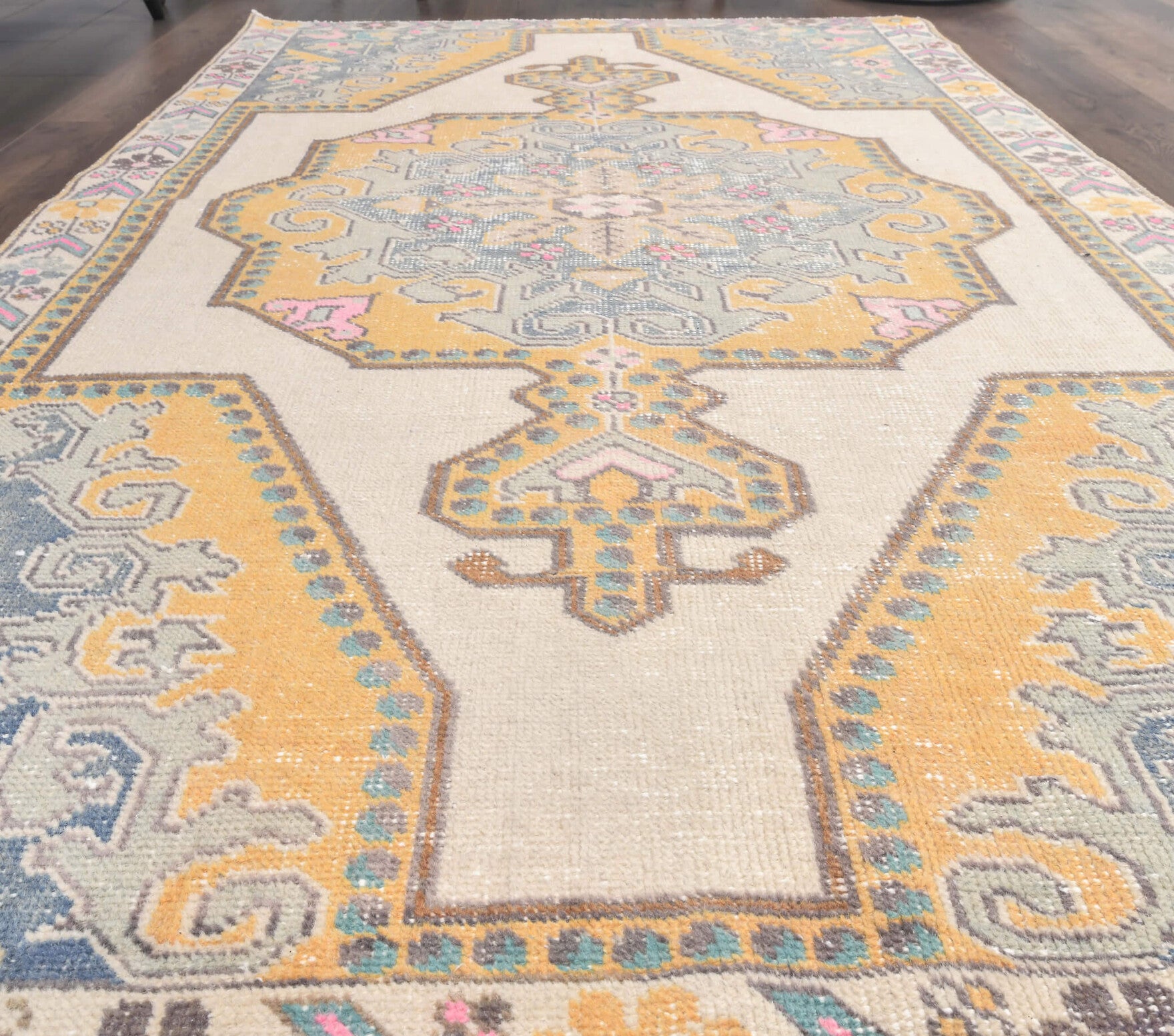 134x221 cm vintage Anatolian area rug – Nesterensema, low pile, wool