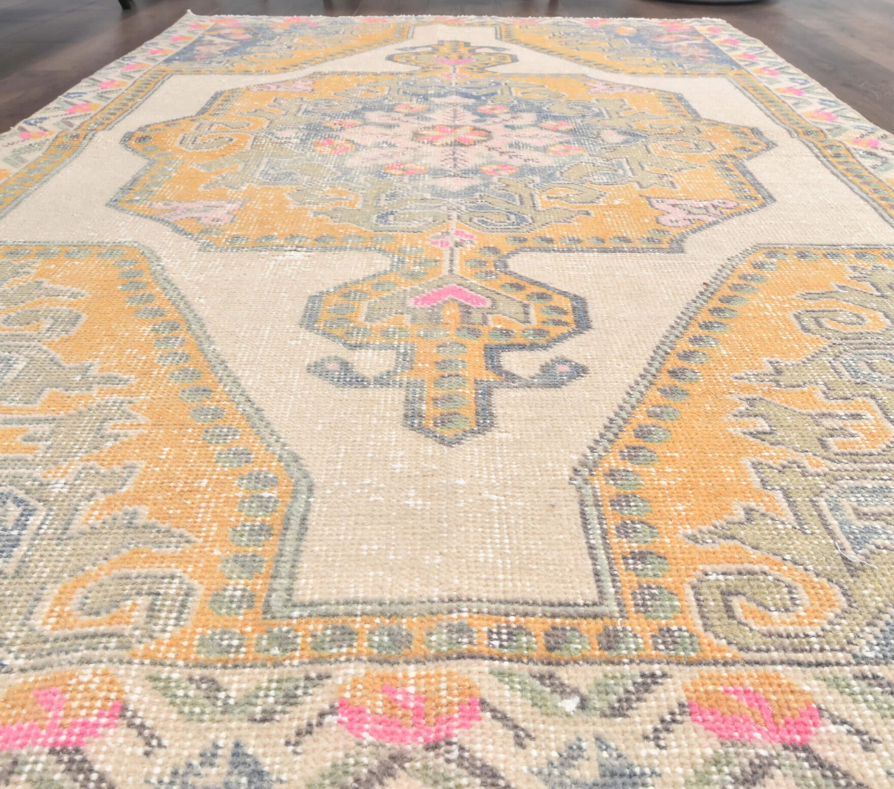135x212 cm vintage Anatolian area rug – Nesterenbahar, low pile, wool