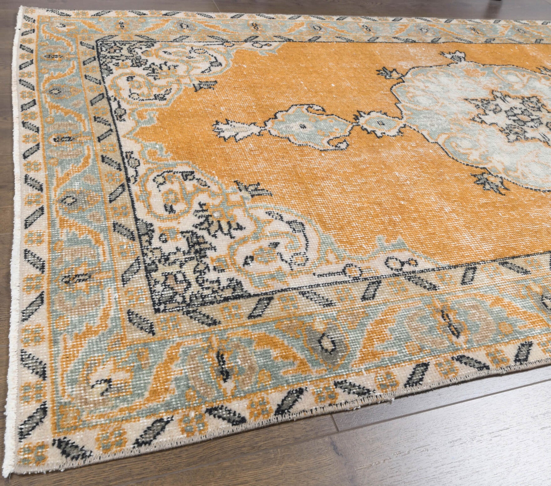 110x210 cm vintage Anatolian area rug – Polyphora, low pile, wool