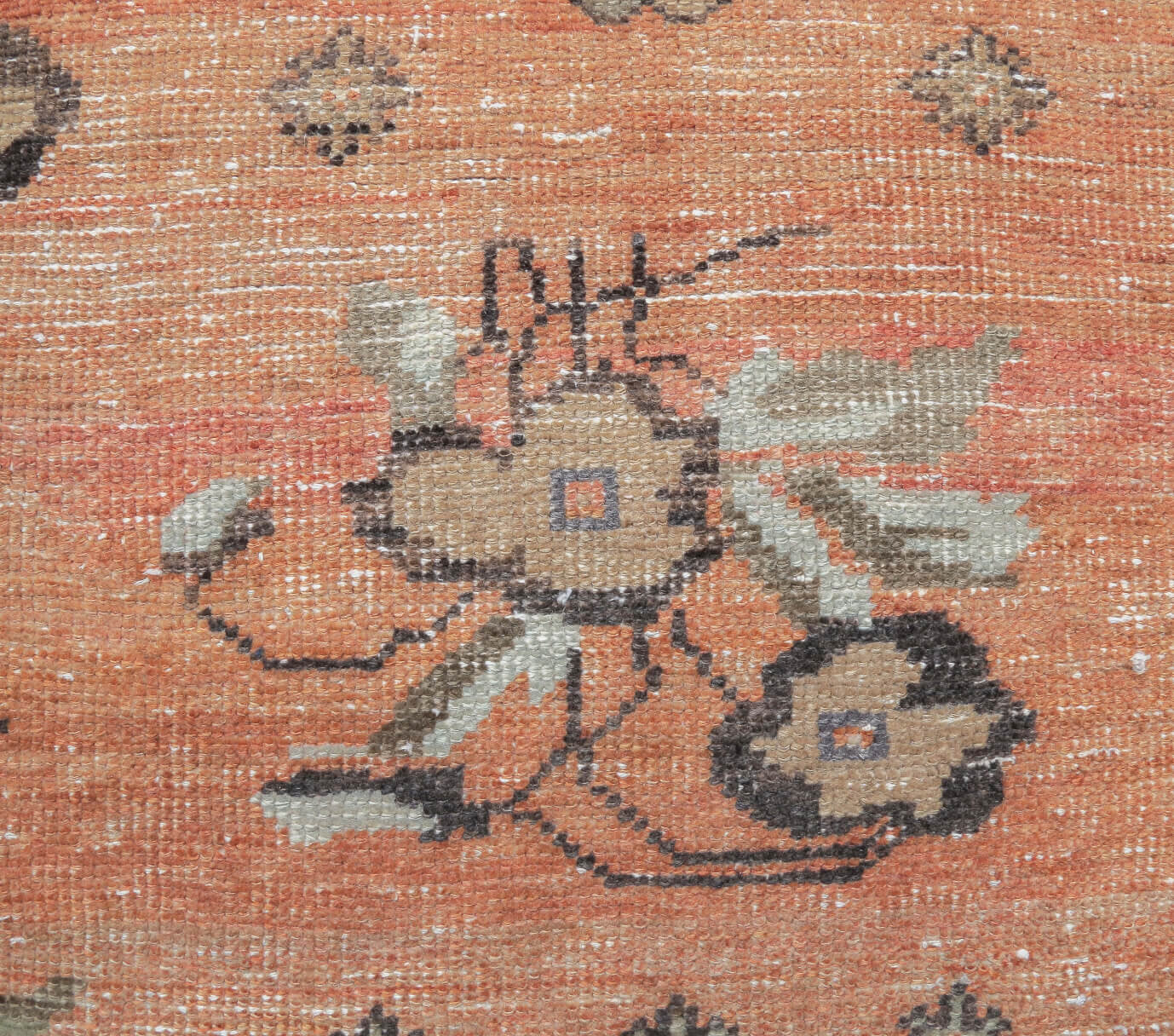 Aceso rug: 1970s handmade Anatolian rug with floral motifs and cotton backing