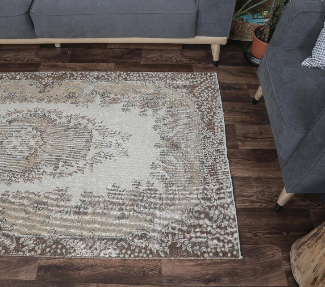 One-of-a-kind 1970s Turkish vintage area rug in wool, 3'9" x 6'11"
