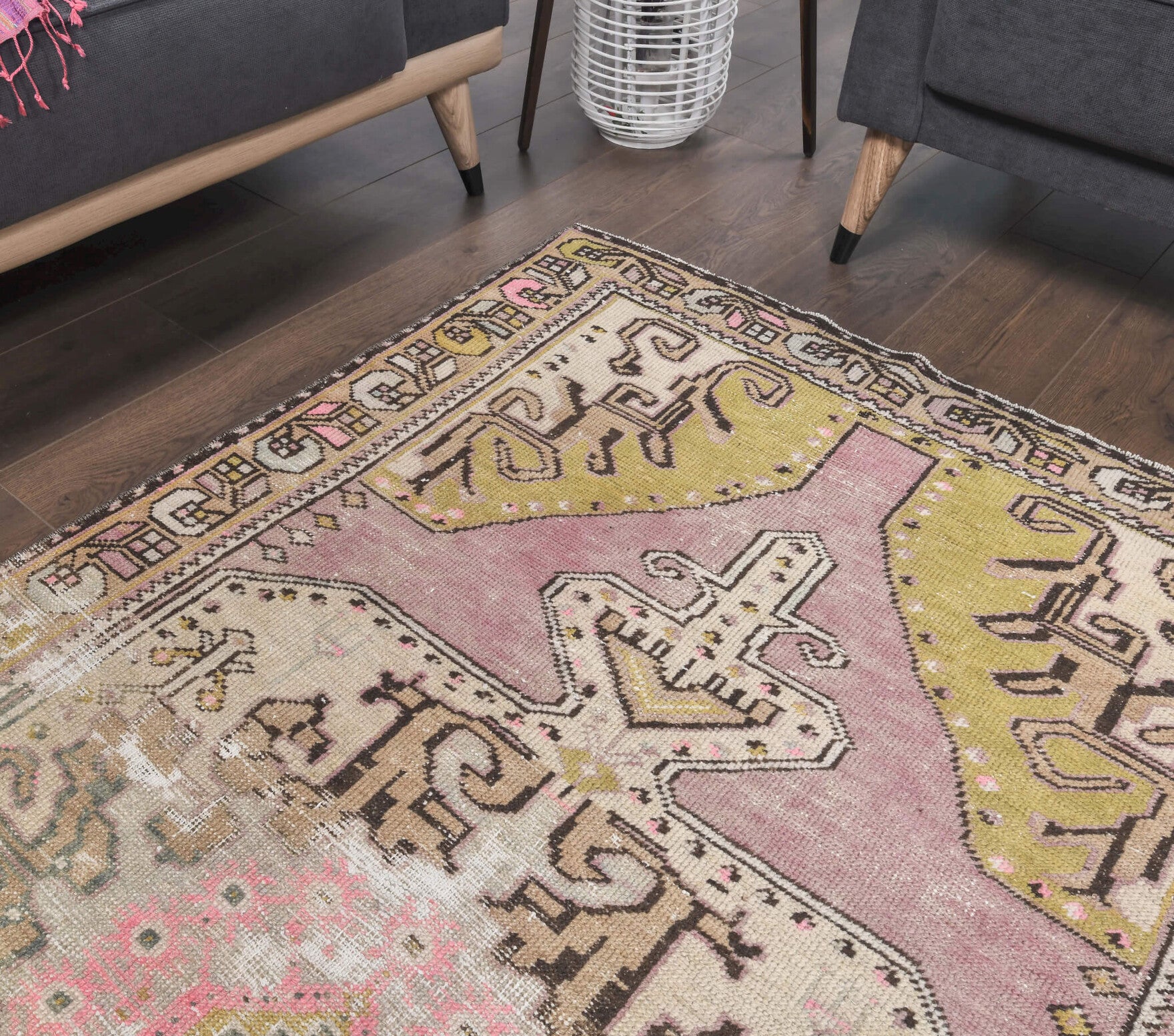 Nigarnisin rug: 1970s handmade Anatolian rug with medallion motifs and cotton backing