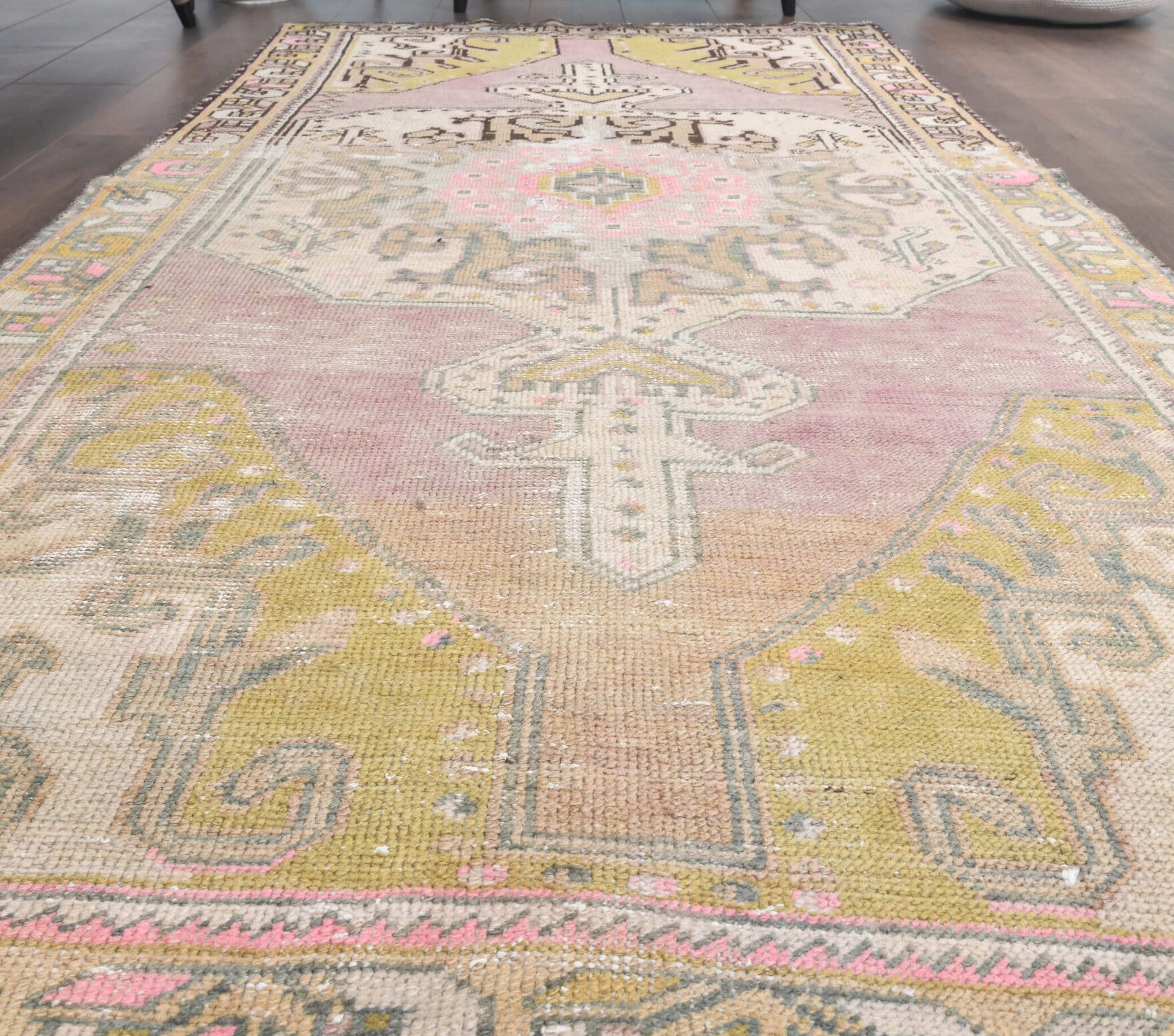 111x211 cm vintage Anatolian area rug – Nigarnisin, low pile, wool