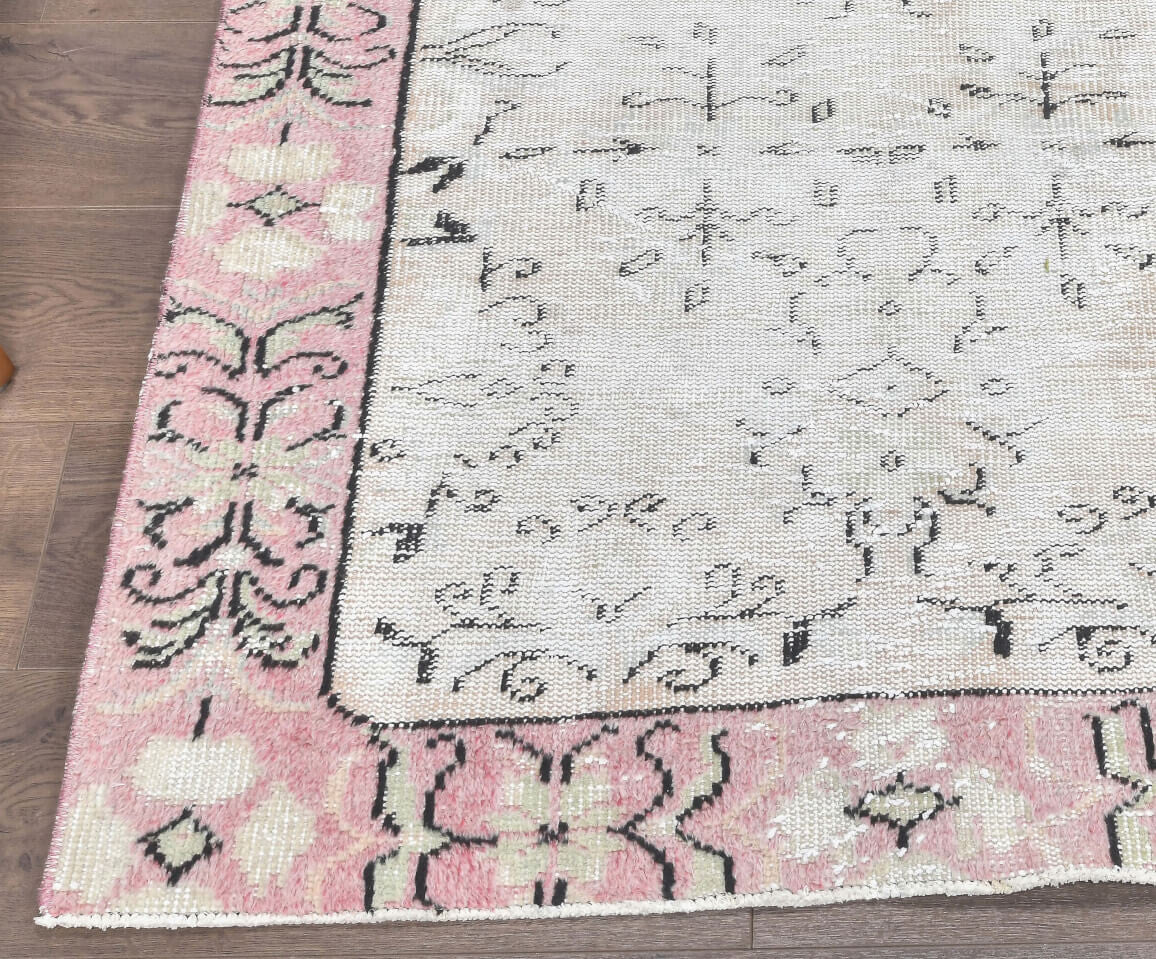 Authentic Anatolian vintage area rug (1970s) with bordered design – one-of-a-kind at Fame Rugs