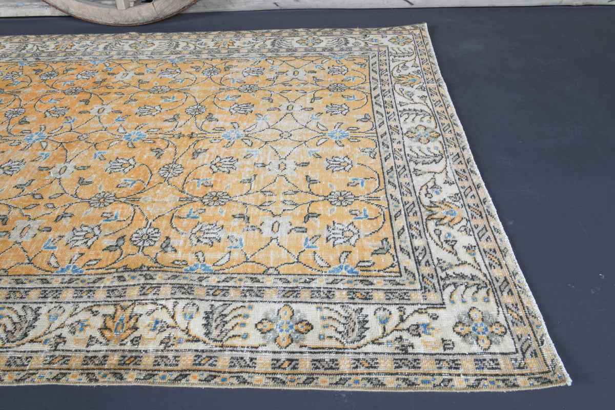Dilasubnaz – vintage oriental rug for living room or bedroom, 5'2" x 8'2" (157x248 cm)