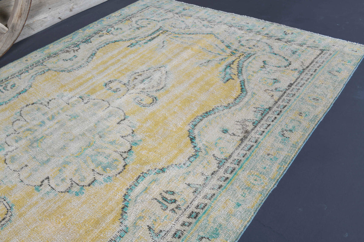 Hedypheme rug: 1940s handmade Anatolian rug with oriental motifs and cotton backing
