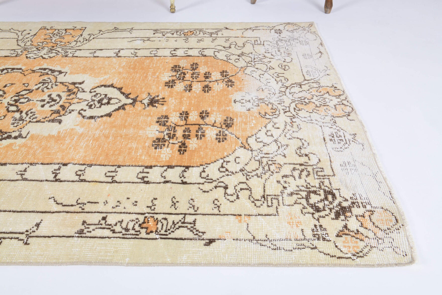 Nedimisik rug: 1970s handmade Anatolian rug with oriental motifs and cotton backing