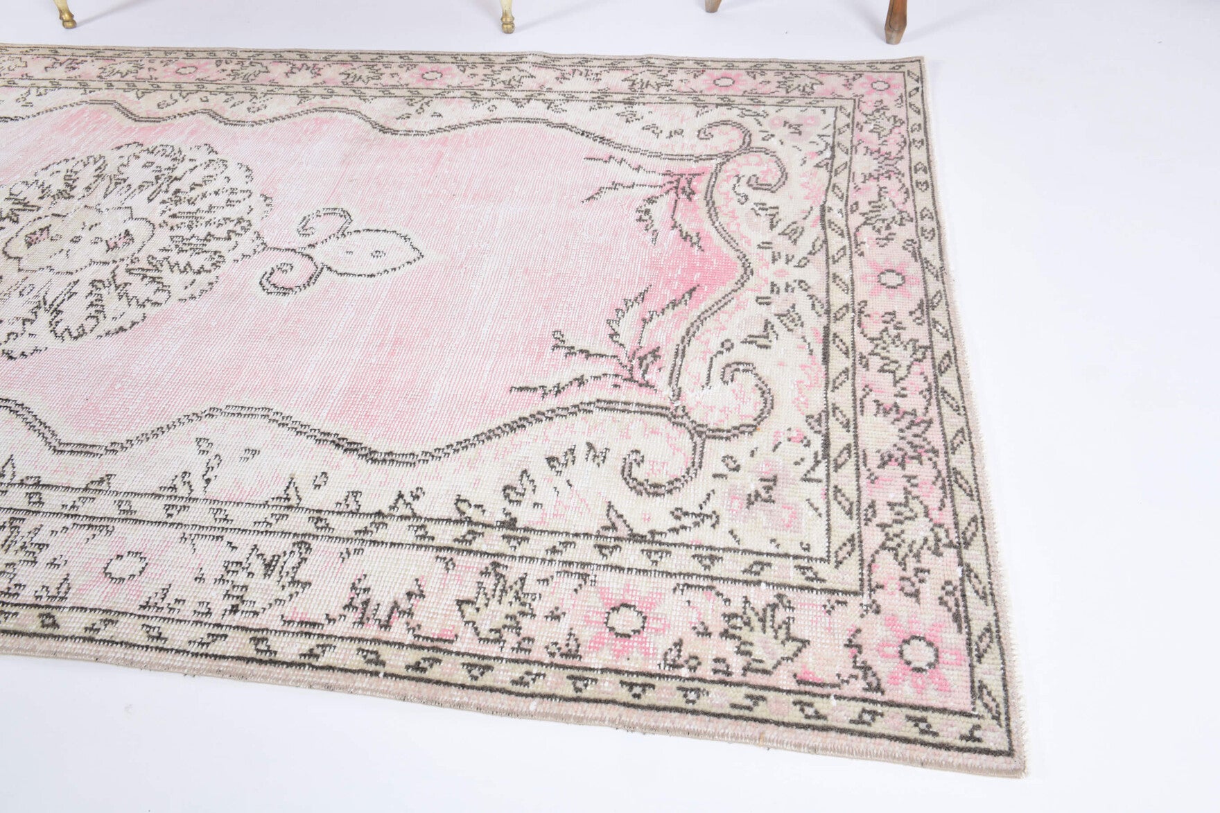 Peykernaz rug: 1970s handmade Anatolian rug with oriental motifs and cotton backing