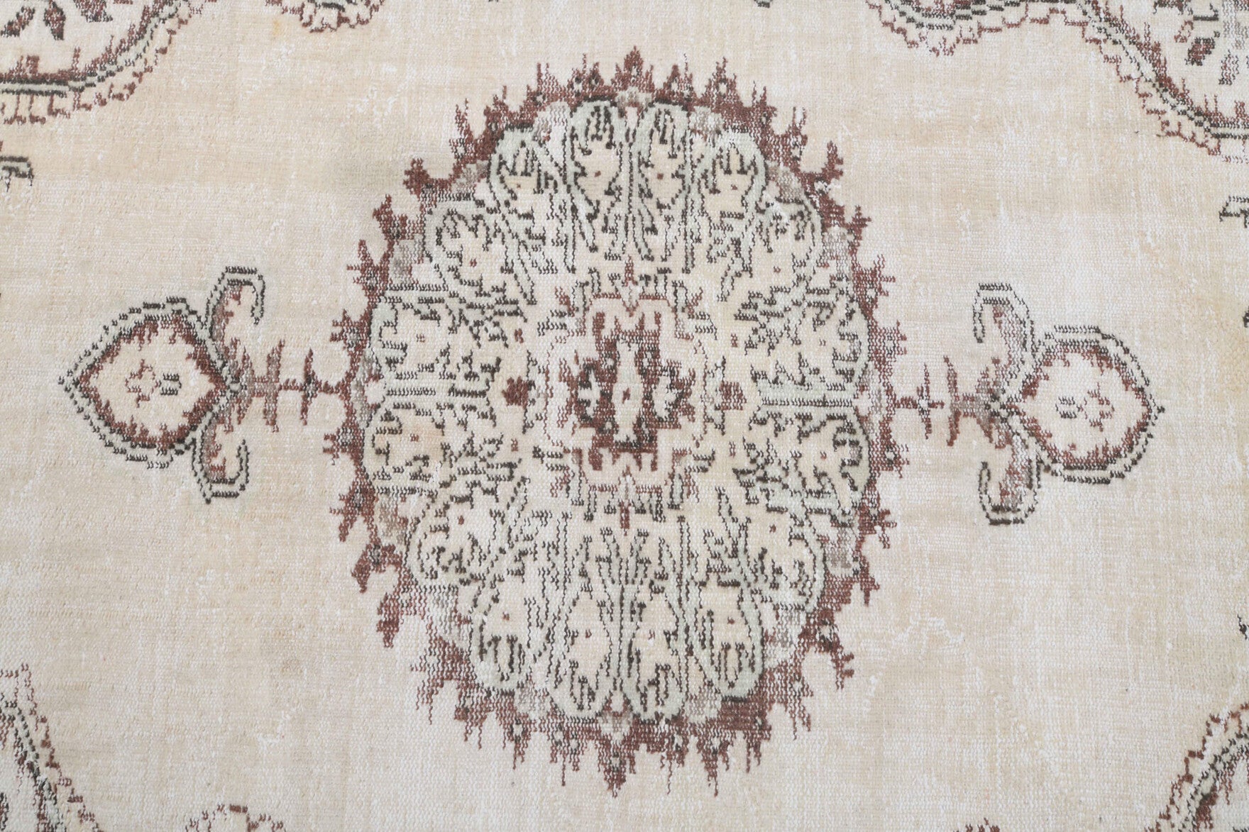 Igdir rug: 1970s handmade Anatolian rug with oriental motifs and cotton backing