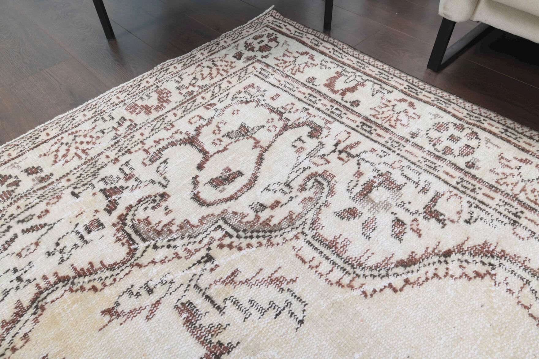 Authentic Anatolian vintage area rug (1970s) with oriental design – one-of-a-kind at Fame Rugs