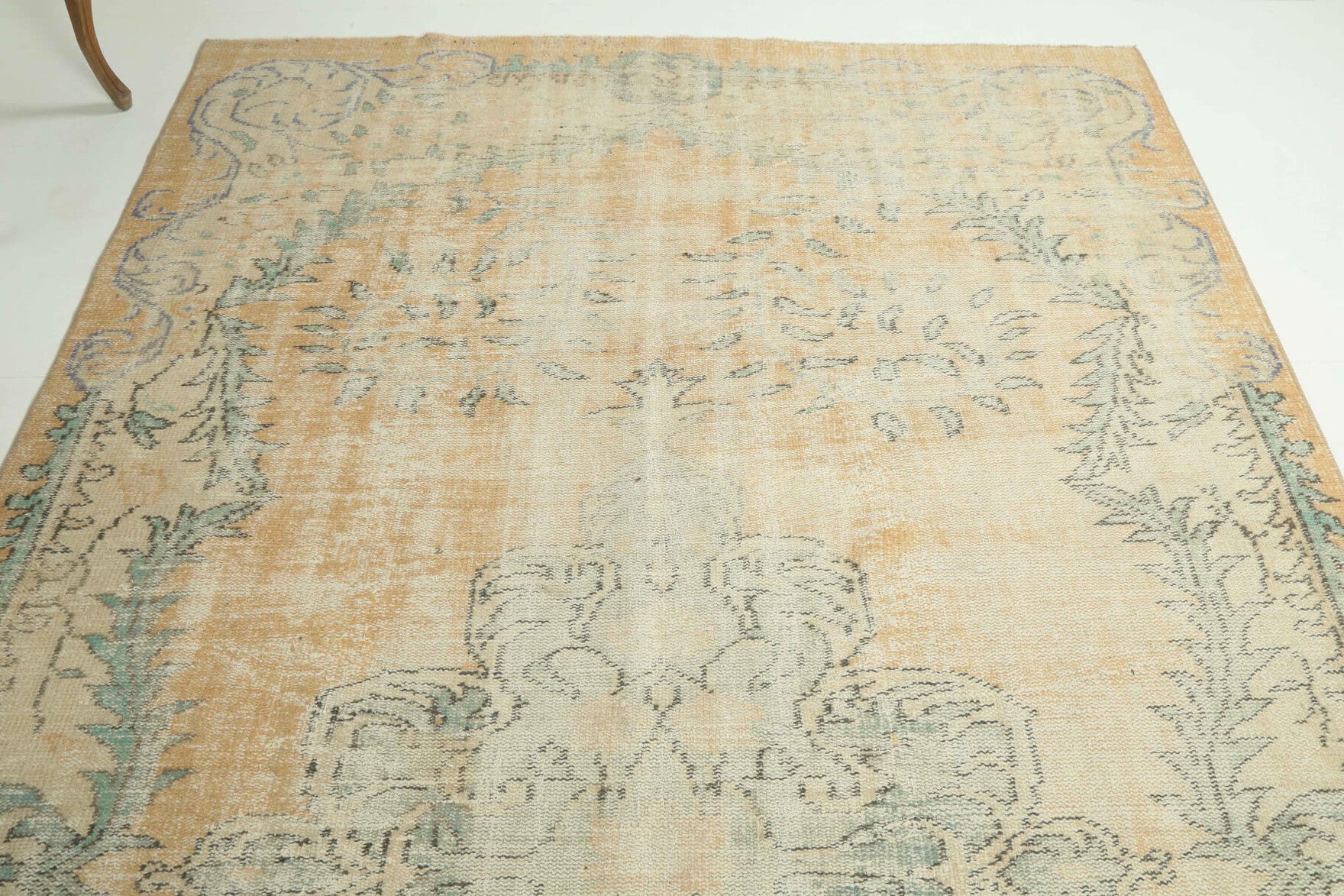 Birgul rug: 1950s handmade Anatolian rug with oriental motifs and cotton backing